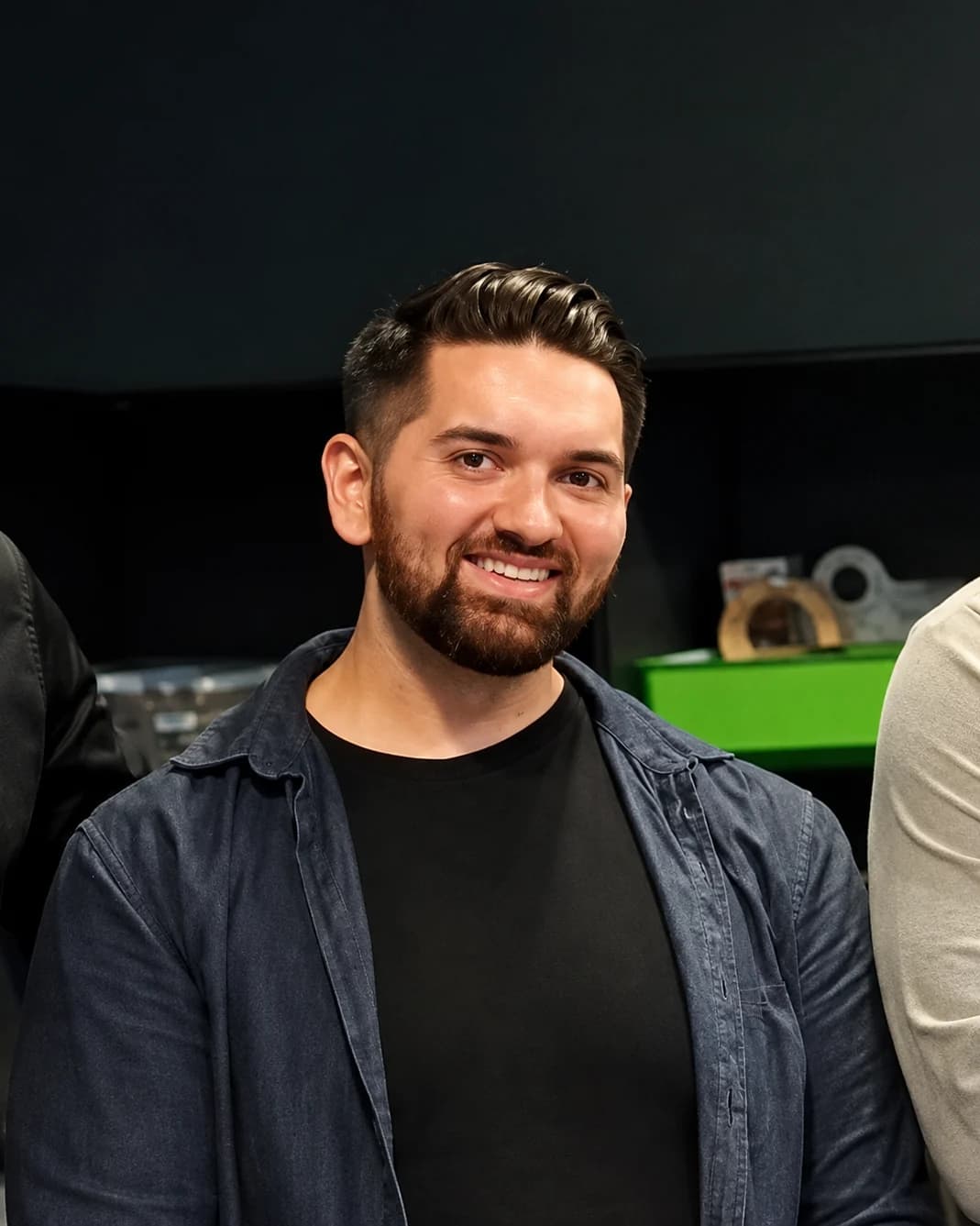 Bernhard Götzendorfer beim Wien Software Architecture Meetup, dunkelblaues Hemd offen über schwarzem Shirt.